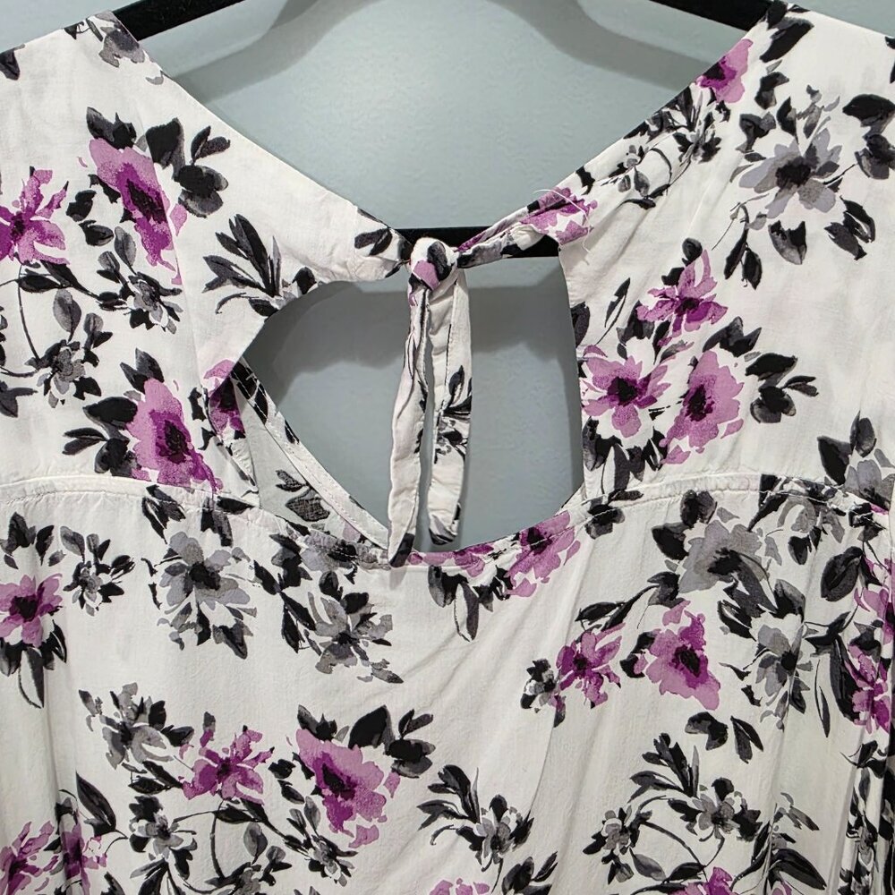 Torrid White Floral Flutter Sleeve Blouse – Size 2 Plus – Tie Back Detail Top - Picture 6 of 7